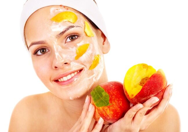 Die Fruchtmaske ist eine großartige Möglichkeit, die Gesichtshaut aufzuhellen, zu pflegen und zu verjüngen. 