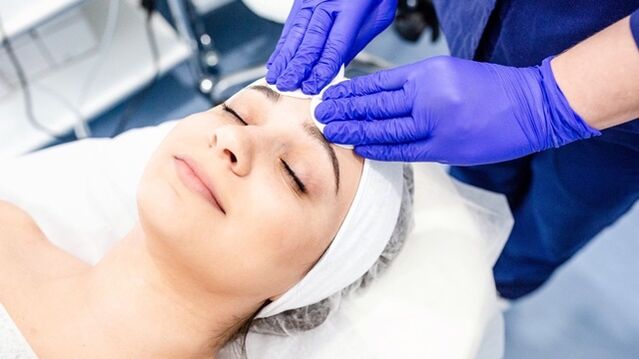 Mesotherapieverfahren zur Verjüngung der Gesichtshaut mit einem Vitamincocktail