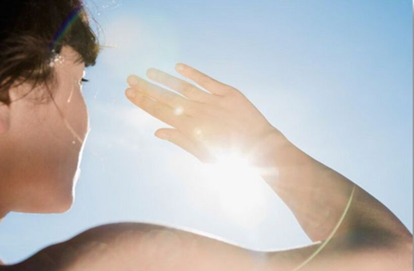Sonneneinstrahlung auf die Haut beschleunigt die Hautalterung